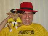 Picture taken by my wife, Islene, to be my new web id. The GNU, the FSFLA T-shirt and the red fedora all had to be there.